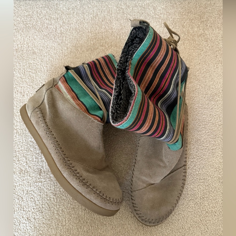 Tom’s woman’s shoes size 8.5